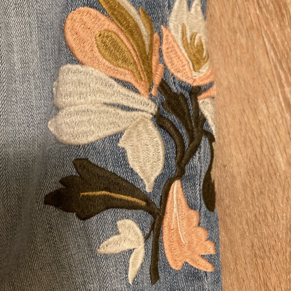 NWOT! Caslon boyfriend jeans w/ floral thigh embroidery - Picture 5 of 9